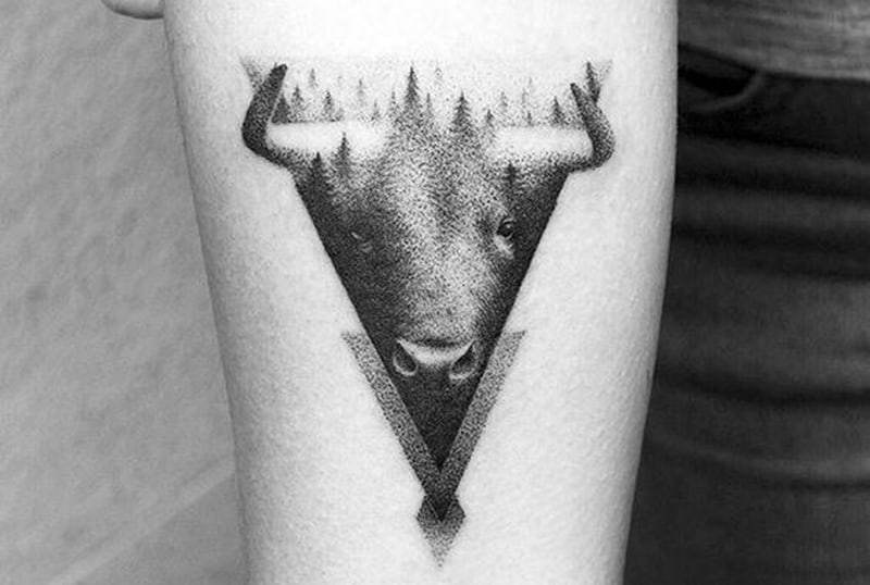 tatuaggio a forma di triangolo con punto di lavoro a forma di toro