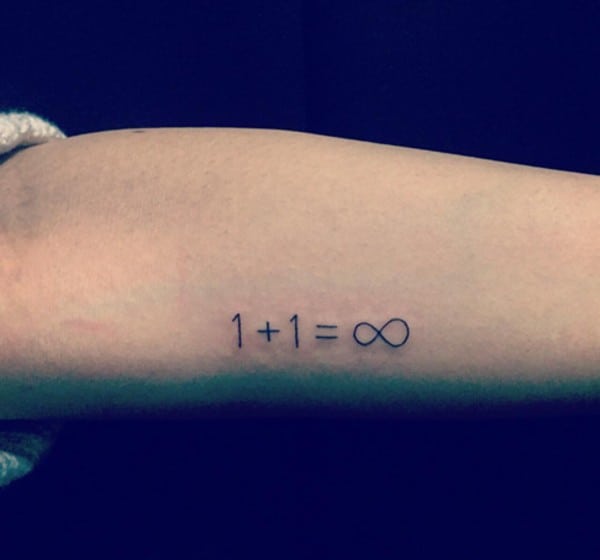 tatuaggio amore infinito sul braccio