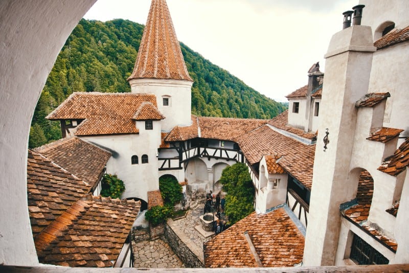 foto arquitectónica de edificios marrones y blancos