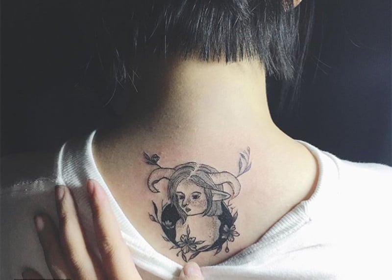 tatuagem de touro de conto de fadas nas costas da mulher