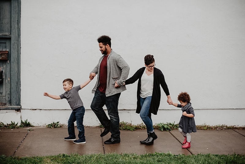 familia de cuatro caminando por la calle