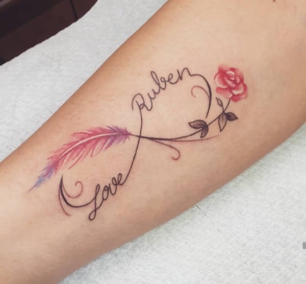 tatuaggio d'amore con piume e rose viola e rosa