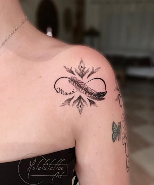 Tatuaggio con piume a punti per la persona amata