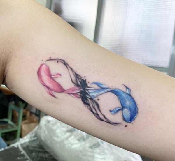 tatuaggio infinito rosa e blu con pesce d'acqua