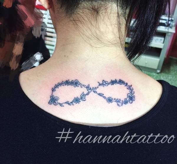 tatuaggio infinito floreale sulla schiena