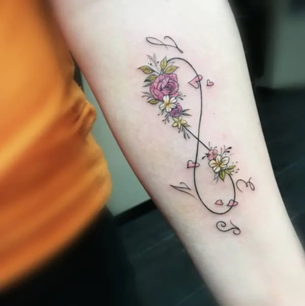 tatouage floral féminin avec initiales