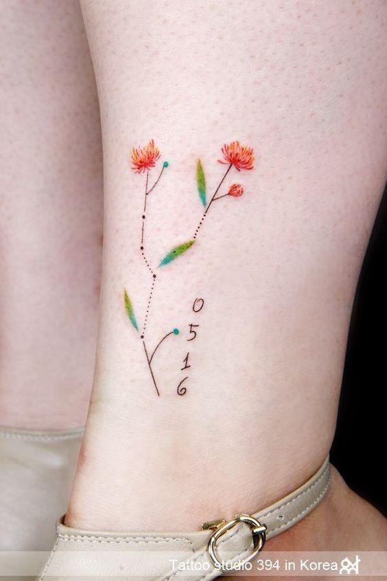 tatuaje de constelación floral en la pierna muñeca