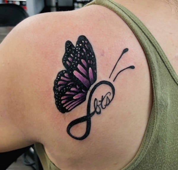 tatuaggio infinito con fiore viola sulla spalla