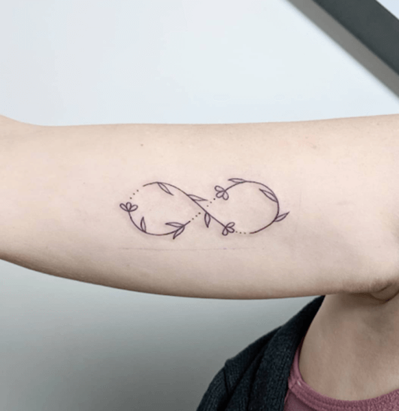delicato tatuaggio infinito a forma di fiore
