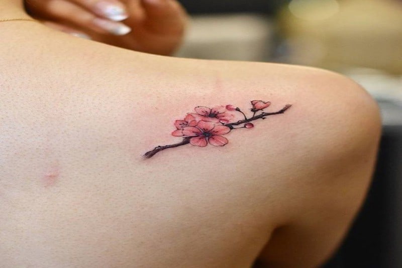 tatuaggio a fiore sulla parte superiore della schiena