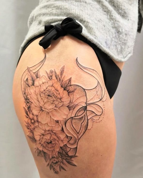 tatuaje flor de tauro en el muslo