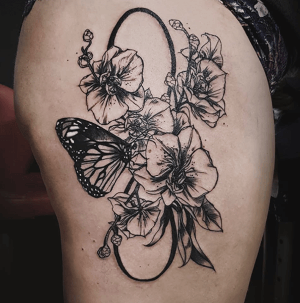tatuaggio nero e grigio con disegno floreale e farfalle