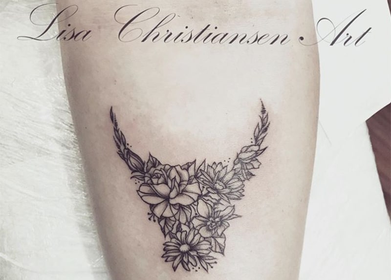 tatuagem de touro florido no braço