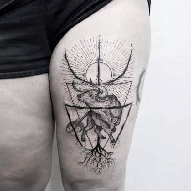 tatuaggio toro volante con sole sullo sfondo