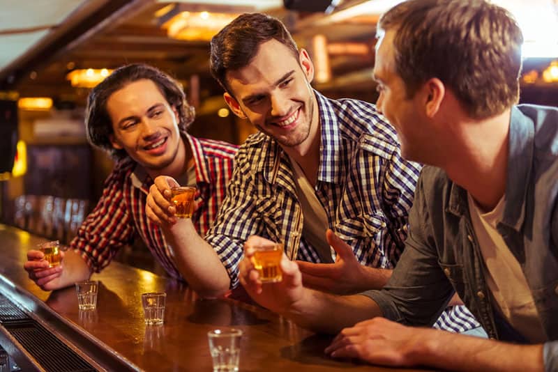 amigos bebiendo en el bar