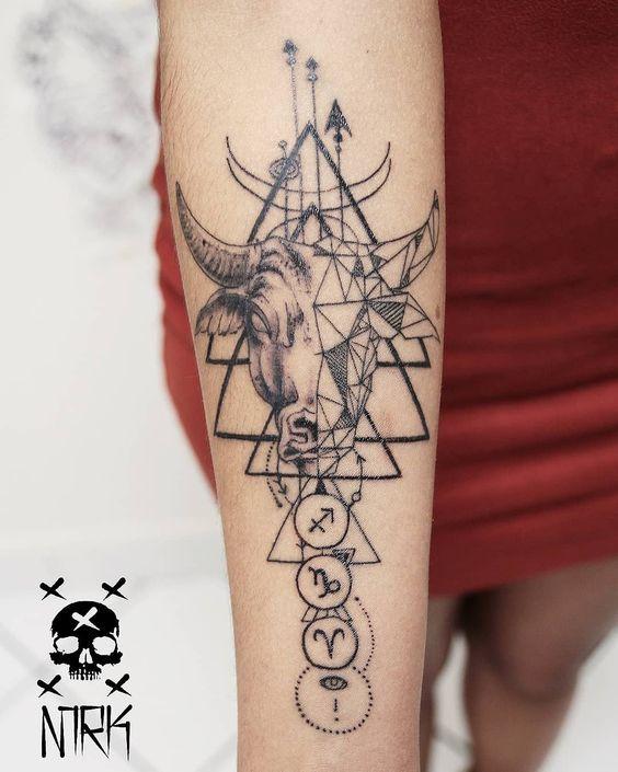 tatuaje geométrico de tauro en el brazo