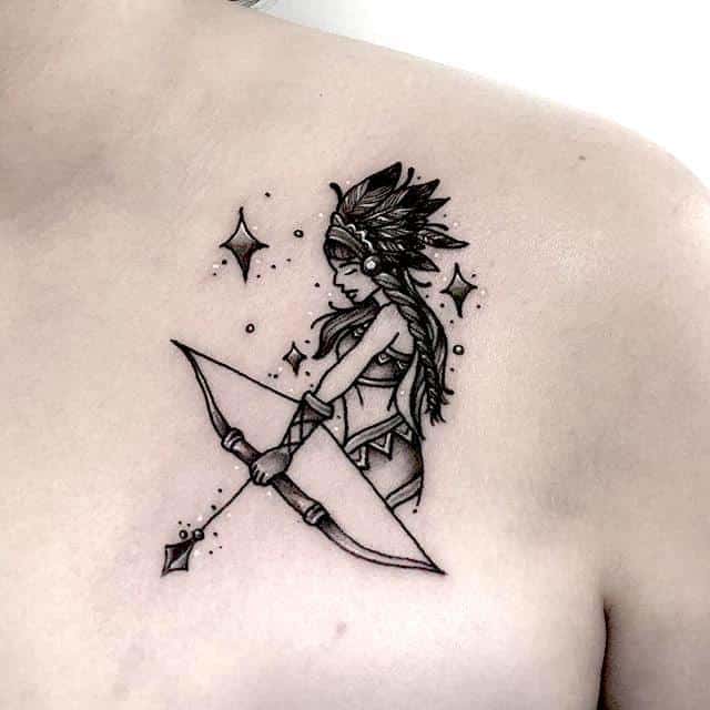 tatuagem de arqueiro brilhante no peito