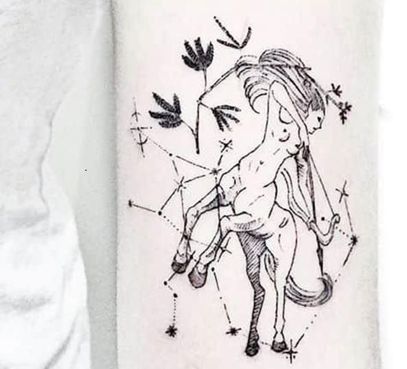 tatuaggio metà cavallo metà uomo con costellazione del sagittario