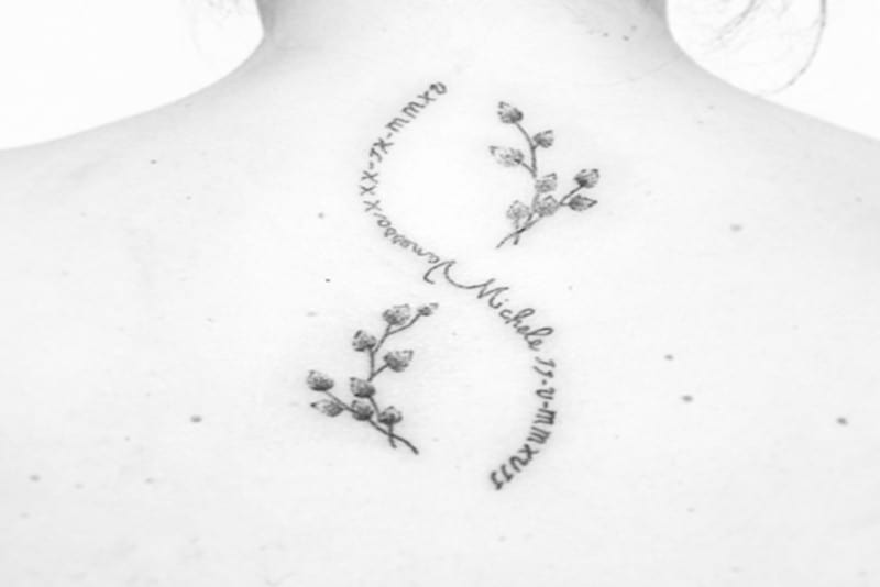 tatuaggio half quote half flower sulla schiena