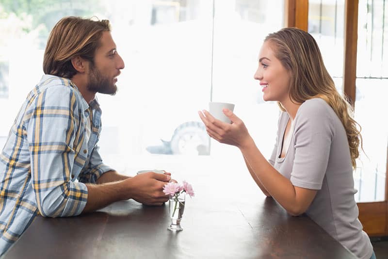 casal feliz a beber um chá juntos