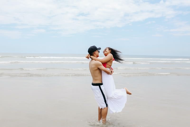 pareja feliz abrazándose en la orilla