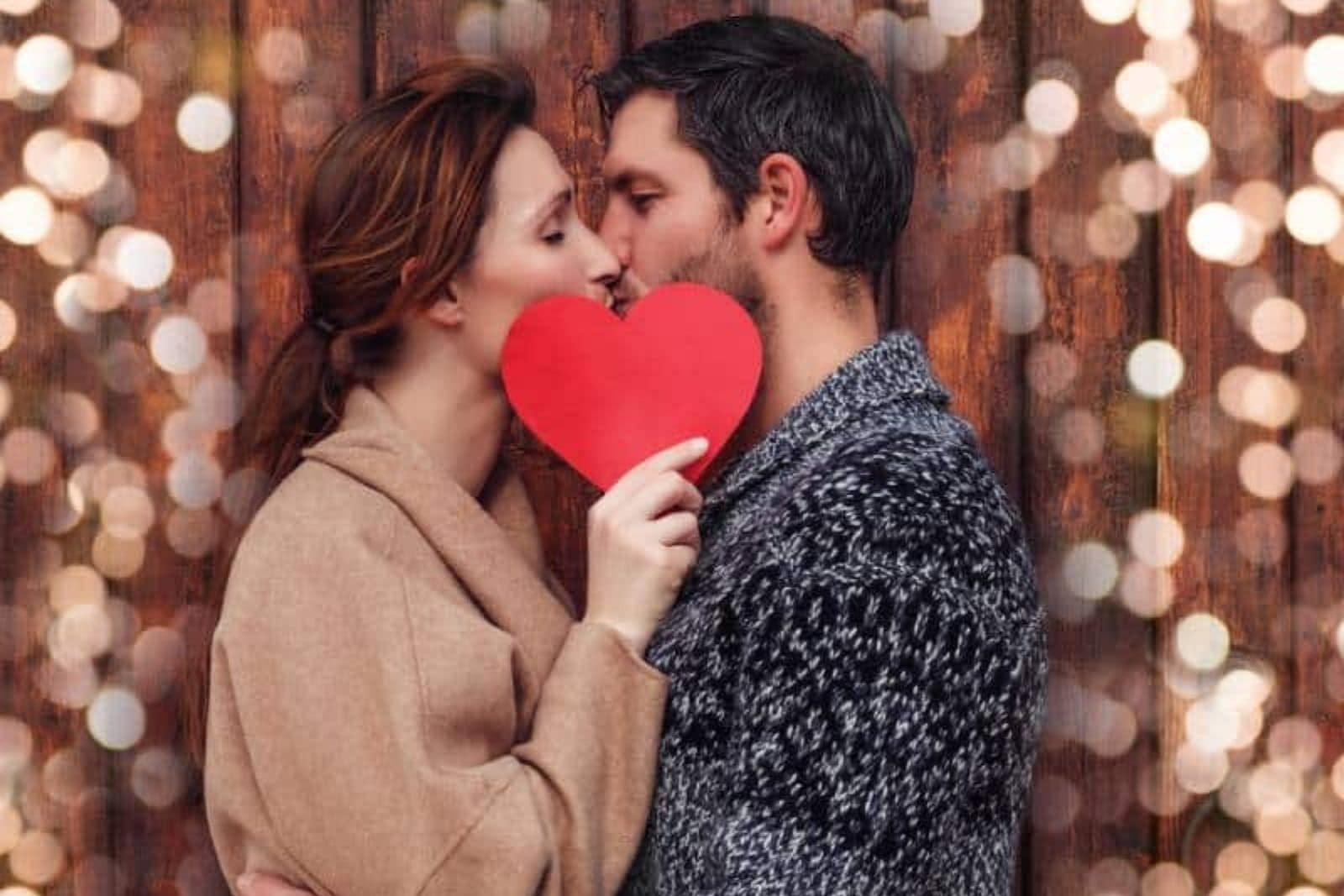 pareja feliz besándose al aire libre