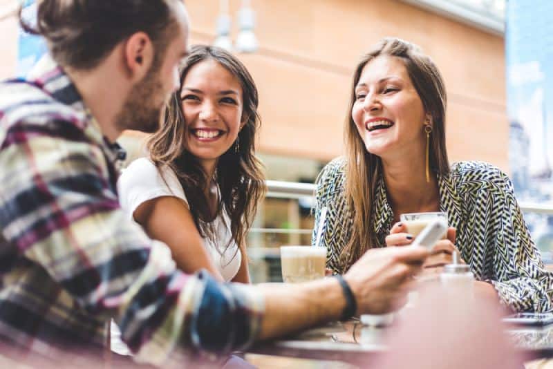 amigos felizes a conversar no exterior