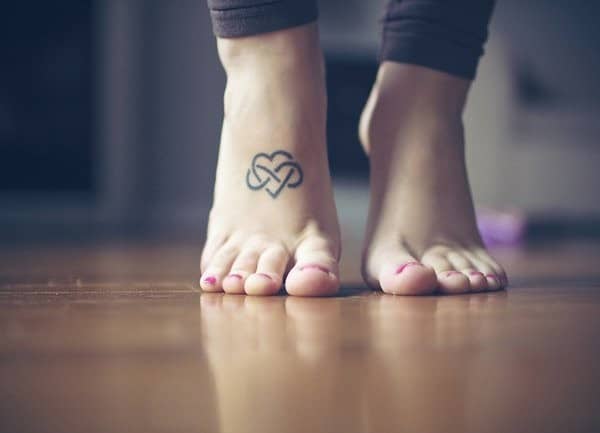 tatuaggio con disegno di cuore e infinito sul piede