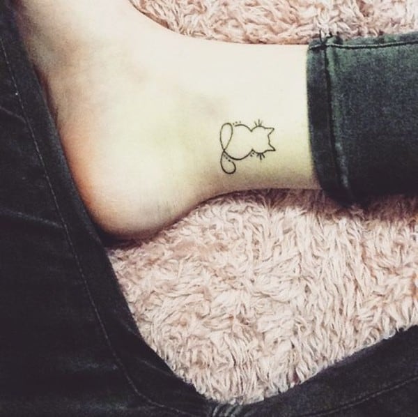 tatuaggio infinito di gatto sulla caviglia