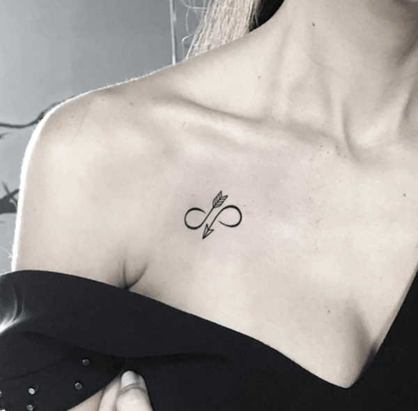 Tatuagem de seta infinita na clavícula