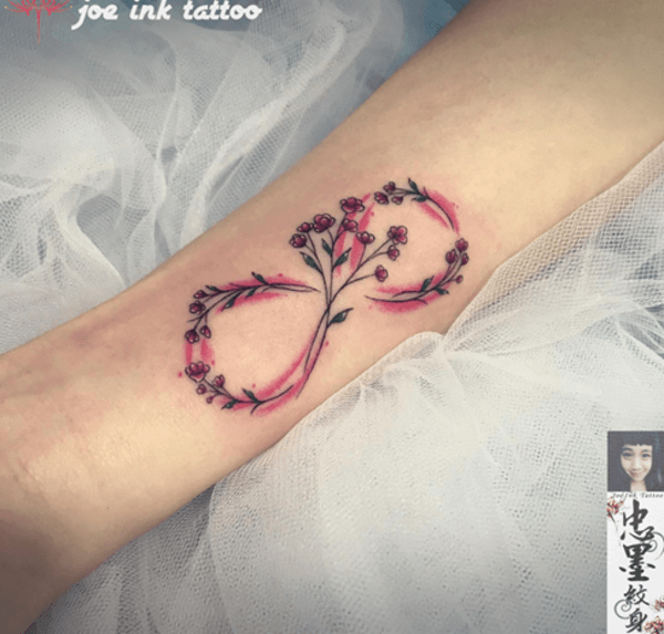 tatuaggio infinito con steli di fiori rosa
