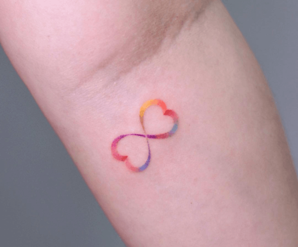 tatuaggio a cuore infinito colorato sul braccio