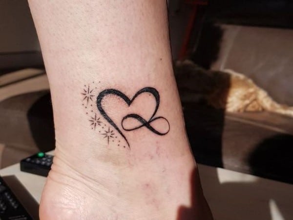 tatuaggio cuore infinito con stelline sulla caviglia