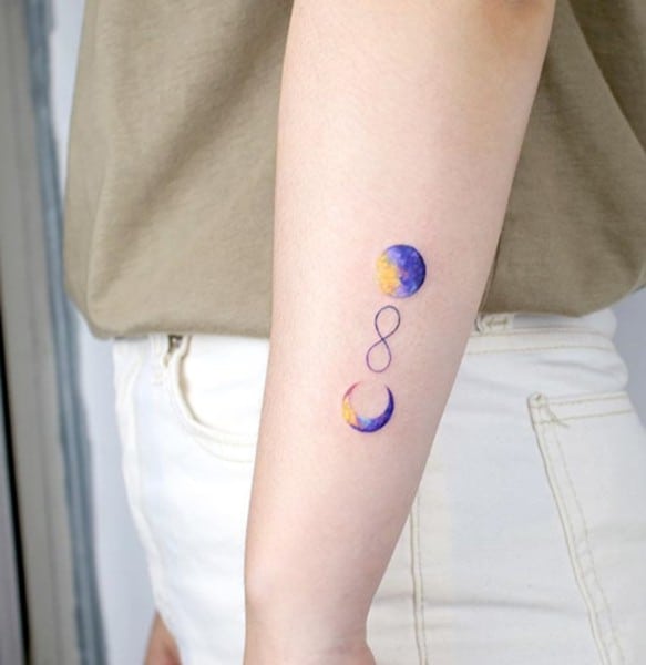 Tatuaggio con simbolo dell'infinito, mezzaluna e luna piena colorate ad acquerello