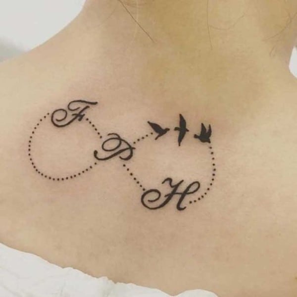 tatuaggio con simbolo dell'infinito a puntini con uccelli e iniziali