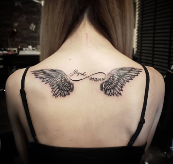 tatuaggio infinito con ali d'angelo sulla schiena