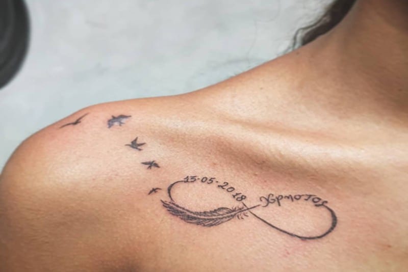 tatuaggio infinito con nome data piuma e uccelli