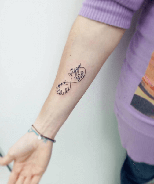 tatuaggio infinito con nomi sul braccio
