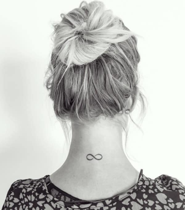 tatuaggio femminile a forma di infinito sul collo