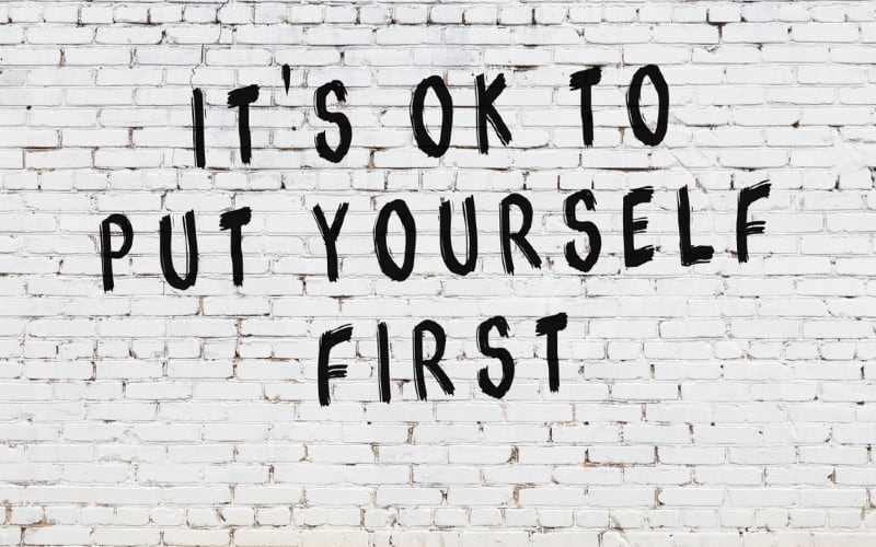 It's ok to put yourself first mensaje escrito en una pared