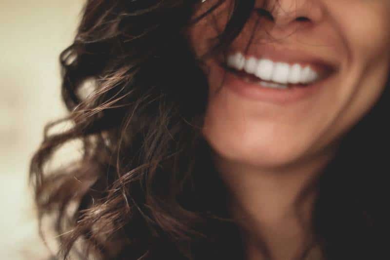 mujer de pelo largo y negro sonriendo