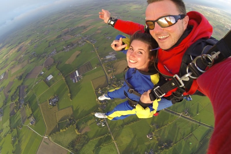 homem e mulher de fato-macaco a fazer skydiving