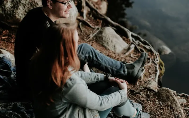 Man and woman sitting next to eachother and enjoying nature