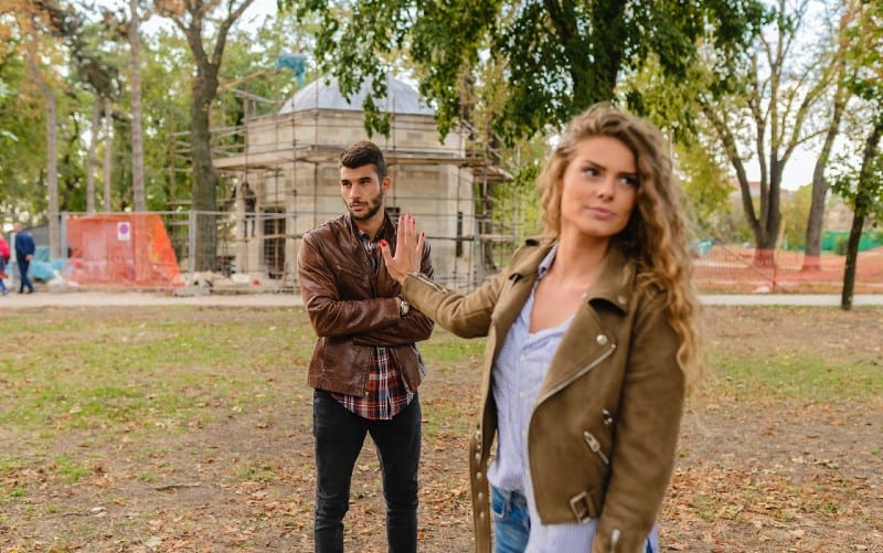 Uomo e donna con cappotto di pelle marrone