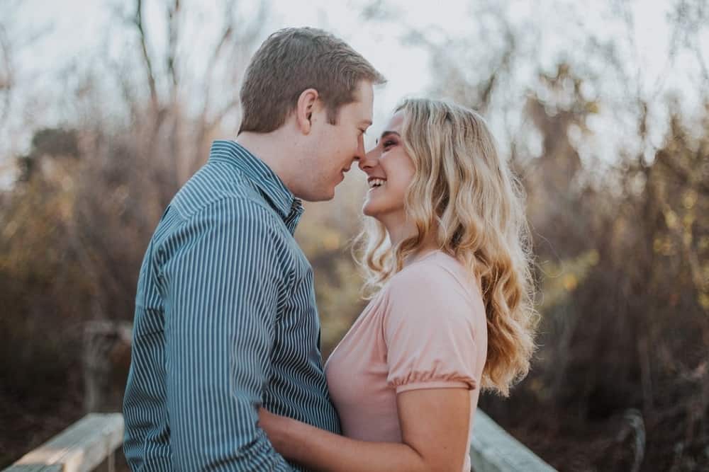 pareja de enamorados de pie uno frente al otro