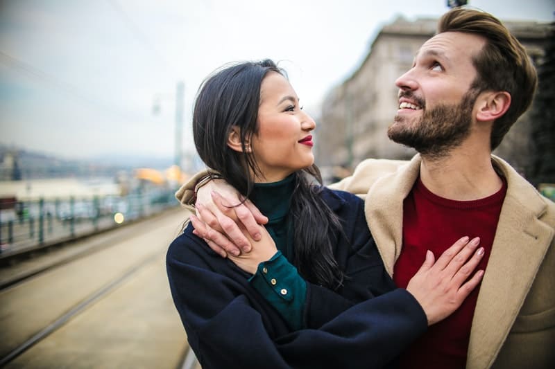 homem a abraçar mulher