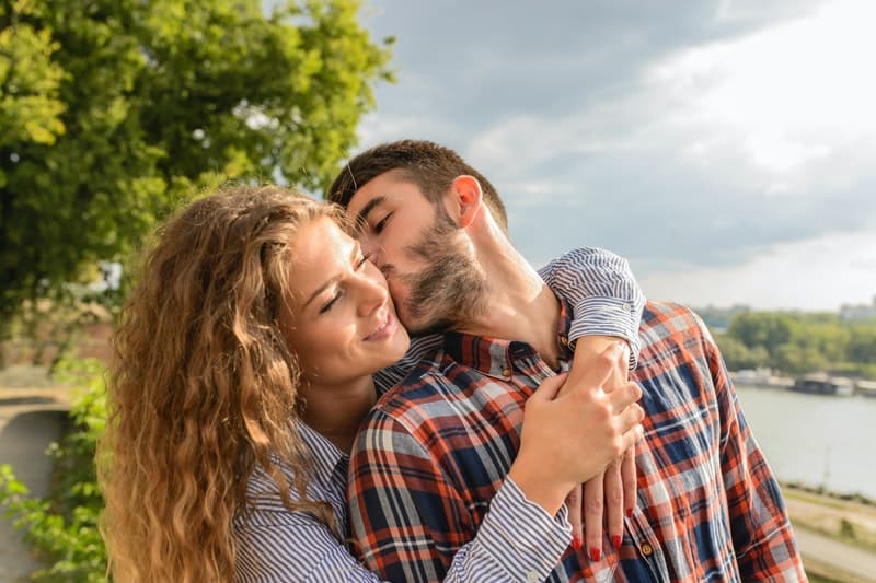 hombre besando a mujer