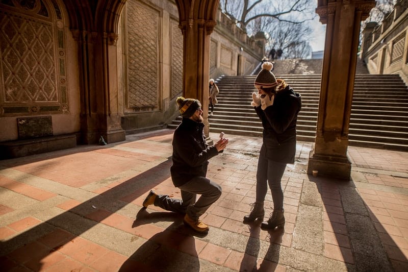 man proposing on woman with his one knee on the floor