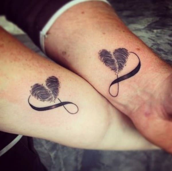tatuaggio di coppia con impronte digitali a forma di cuore