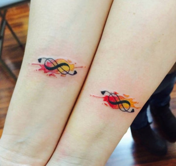 tatuaggi colorati a forma di infinito sulle braccia 